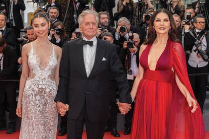 En la misma oportunidad y tras la proyección de Jeanne du Barry, Catherine Zeta-Jones y Michael Douglas posaron con su heredera.