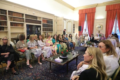 En "La moda femenina saudí entre el pasado y el presente", las invitadas siguieron una presentación vía zoom de la Dra. Bayan Alsudais, representante de la Moda, Ministerio de Cultura del Reino de Arabia Saudita, quien explicó datos sobre el vestido tradicional para damas en las diversas regiones del reino