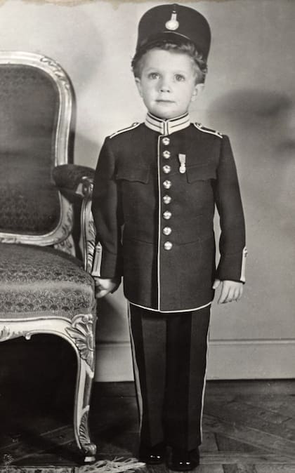 En la Navidad de 1949, Carlos Gustavo le regaló a Gustavo V un retrato suyo en el que el pequeño soldado –vistiendo el uniforme del Regimiento de Caballería y una miniatura de la Medalla Gustaf en el pecho– saluda al Rey.