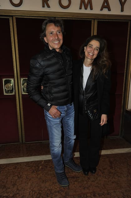 En la noche de su debut, varios famosos se acercaron a la sala del teatro El Nacional; y entre ellos se encontraba su novia, la actiz y conductora Verónica Varano