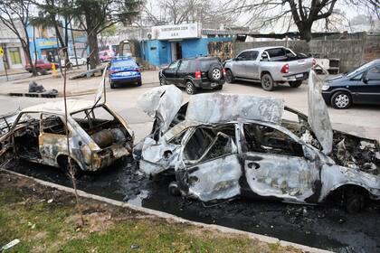 En la noche del 20/6/23 quemaron tres autos que se encontraban en el frente de la Sub comisaría 22 de Rosario. La noche anterior ocurrió lo mismo con un auto en el frente de la Comisaría 15. Nueva modalidad de apriete de los presos y narcos.