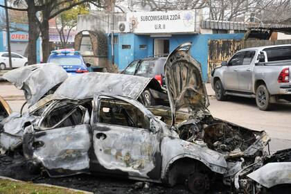 En la noche del 20/6/23 quemaron tres autos que se encontraban en el frente de la Sub comisaría 22 de Rosario. La noche anterior ocurrió lo mismo con un auto en el frente de la Comisaría 15. Nueva modalidad de apriete de los presos y narcos.