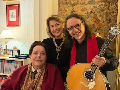 En la noche musical, el pianista argentino Bruno Gelber, junto a la artista María Noel y Pedro Da Silva