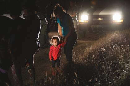 En la noche. Una hondureña y su hijo de 2 años, detenidos en McAllen, Texas
