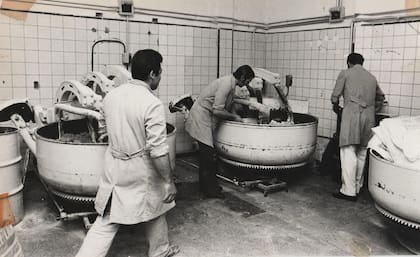 En la nueva fábrica unificaron la producción de los alfajores