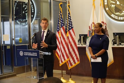 En la nueva oficina del DMV, inaugurada por el secretario Alexi Giannoulias, los clientes podrán realizar los dos trámites en simultáneo