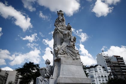 En la obra de Lola Mora, la Oratoria domina la Fuerza e inspira al presidente Nicolás Avellaneda