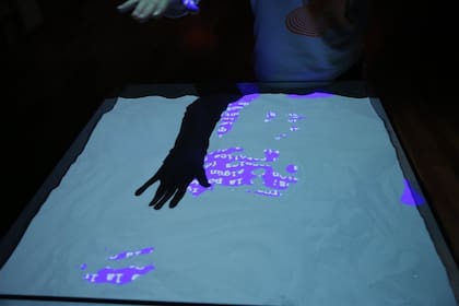 En la obra de Mariano Sardón, los textos de Borges se vuelven visibles cuando las manos se mueven sobre la arena