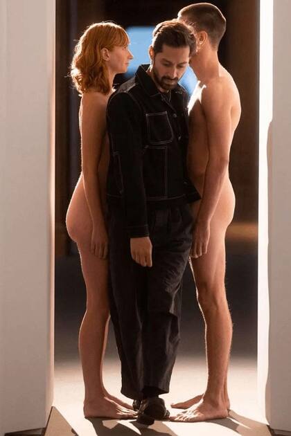 En la obra Imponderabilia de 1977, ella y su compañero Ulay estaban desnudos en la entrada de la galería. La Royal Academy ha recreado la obra