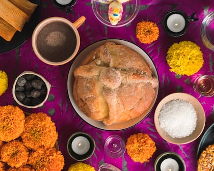 En la ofrenda de Día de Muertos se ponen los platillos favoritos de los difuntos (Unsplash)