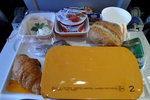 Es azafata y revela lo que nunca se debe tomar o comer en el avión