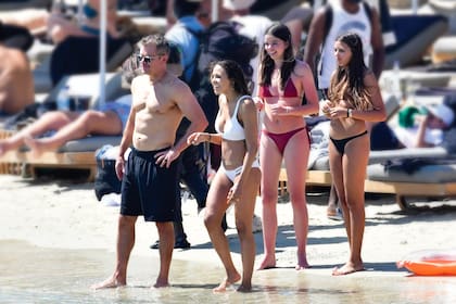 En la orilla del mar, la pareja junto a dos de sus hijas, Isabella y Gia.