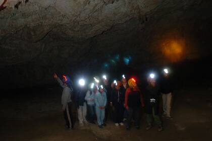 En la oscuridad y con casco, una visita al centro de la tierra en la caverna de las Brujas
