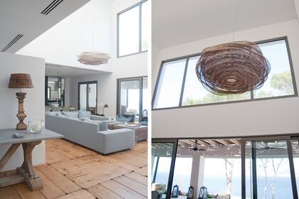 Contra la pared, mesa decapada con tapa de granito.