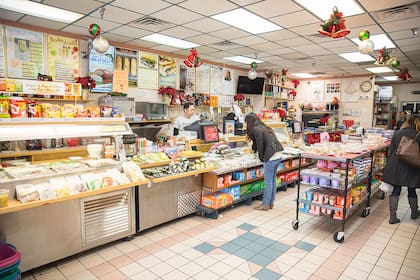 En la panadería se pueden comprar para llevar rollos de huevo vietnamitas, cha ca, pasteles de pescado, banh bot loc, albóndigas al vapor en hojas de plátano y decenas de delicias más