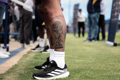 En la pantorrilla de Paredes, un tatuaje eterno: la Copa del mundo que levantó con la selección argentina el 18 de diciembre de 2022