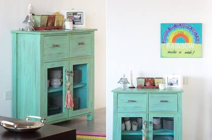 En la pared blanca de este comedor se apoyó un mueble pintado de verde agua que, además, exhibe la vajilla de porcelana clara
