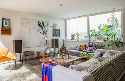 En la pared del living, una obra que viene de la muestra que Valeria hizo en el Centro Cultural Borges en los comienzos de su carrera. El pequeño vacío donde termina el espacio funciona como "un tubo de luz", en sus palabras.