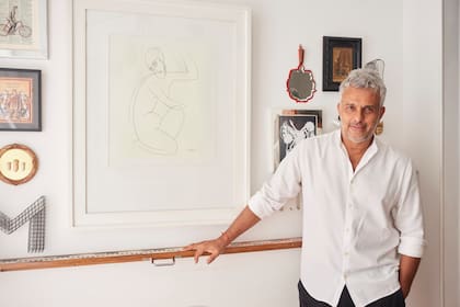 En la pared lateral del comedor, una composición con recuerdos de viajes enmarcados por una vieja regla de agrimensura.