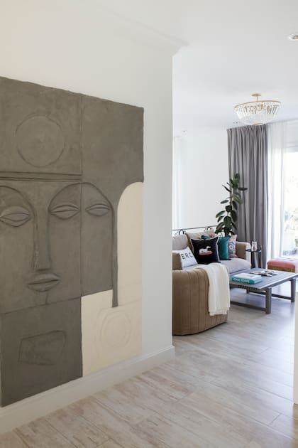 En la pared, obra ‘Kroeber’ de yeso (Agustina Cerato). Cortinas con una capa de lino y otra blackout para oscurecer la sala.