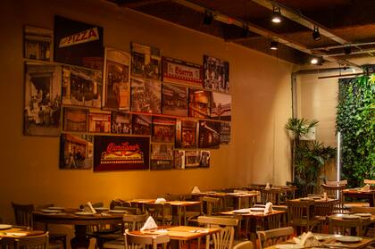 En la pared principal tienen imágenes de las fachadas de todas las pizzerías del mundo a las que les brindan homenaje.