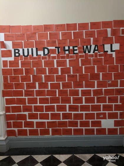 En la pared, se lee en grande: "Construya el muro"