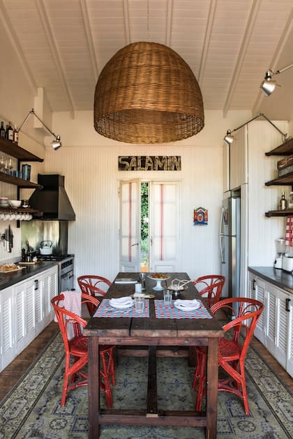 En la pared, un cartel encontrado en la ruta y un retablo de madera (Consuelo Vidal). Individuales ‘Elba’ (Franca Arts & Crafts y pie de torta de loza inglesa (Mercado de Pulgas)