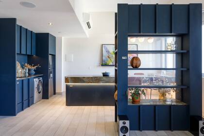 En la parte de abajo hay espacio de guardado. Tomando el alto de las puertas, los tiradores, acentúan la verticalidad.