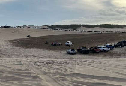 En la parte húmeda de la arena se corren picadas.