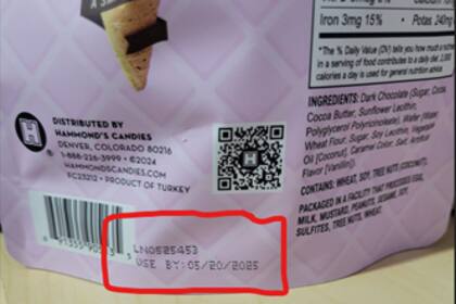 En la parte inferior central de la parte de atrás del envase está el código del producto