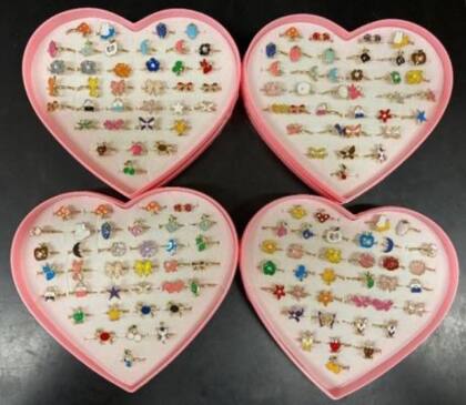 En la parte inferior del estuche, se encuentra una etiqueta blanca donde figuran las inscripciones “Newmemo” y “Amazon FNSKU X0034COQMP” (Imagen de CPSC)