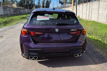 En la parte posterior destacan las cuatro salidas de escape cromadas