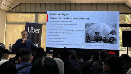 En la parte teórica se reparó sobre lo que hace a una conducción segura en moto