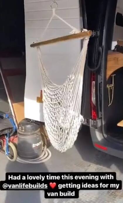 En la parte trasera de la camioneta, se puede colgar una hamaca para descansar al aire libre