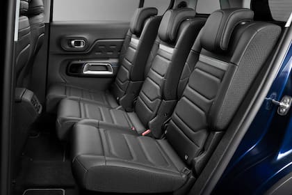 En la parte trasera, el Citroën C5 Aircross tiene tres butacas independientes