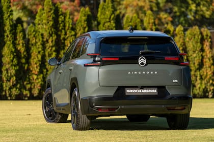 En la parte trasera, el nuevo C5 Aircross incorpora la firma lumínica Light Wings, con extremos de faros “flotantes” que refuerzan su identidad visual nocturna.