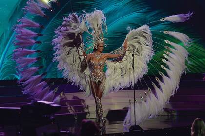 En la pasada en la que las chicas mostraron trajes típicos, la argentina Valentina Ferrer se jugó con uno espectacular de comparsa de carnaval