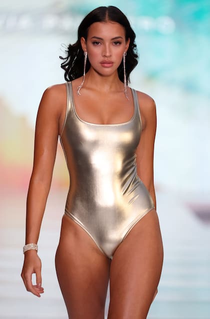 En la pasarela, las creaciones de Flavia Palmiero Collection y las joyas de Gabriela Capucci.