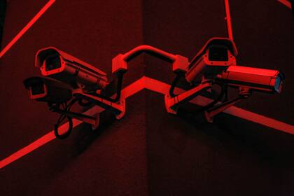 En la peatonal más grande de Beijing, por ejemplo, no había un solo oficial de a pie, pero se podía ver una camioneta, tipo Trafic, polarizada, con unas cámaras en el techo.