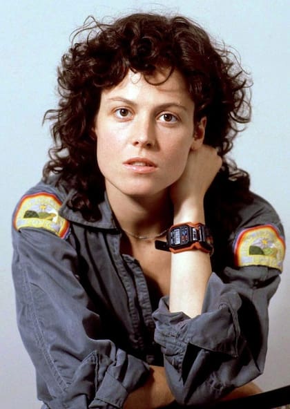 En la película Alien, de 1979, la teniente Ripley usaba dos relojes Casio F-100 enganchados por una correa que los transformaron en un icono para coleccionistas; tiempo después Casio puso en venta una versión homenaje