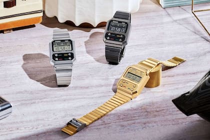 En la película Alien, de 1979, la teniente Ripley usaba dos relojes Casio F-100 enganchados por una correa que los transformaron en un icono para coleccionistas; tiempo después Casio puso en venta una versión homenaje