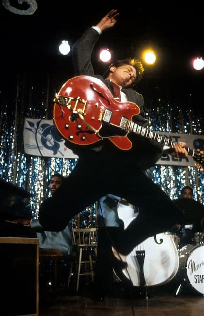 En la película, ambientada en 1955, Marty McFly toca la canción "Johnny B. Goode" de Chuck Berry, que apareció por primera vez en 1958