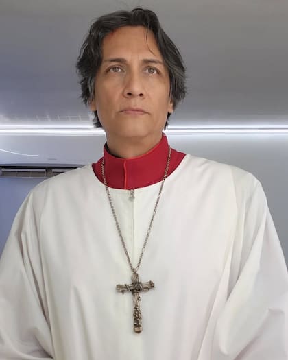 En la película Cónclave, Diehz interpreta al cardenal Vincent Benítez (Foto: Instagram @diehzcarlos)
