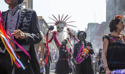 En la película de James Bond, el espía estuvo en México durante una celebración de Día de Muertos (IMDb/Sony Pictures Releasing)