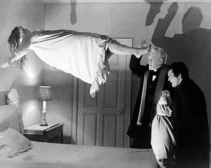 En la película "El exorcista", la niña poseída por el demonio se suspende en el aire.