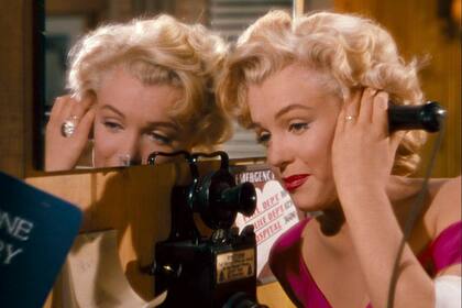 En la película, el personaje de Marilyn planifica un acto criminal junto con un amante