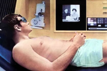 En la película, HAL se encarga de mantener cómodos a los astronautas y en comunicación con sus seres queridos en la Tierra