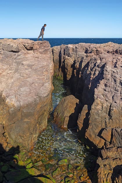 En la península Gravina hay un sector de cañadones conocido como el “milhojas”. Allí las piedras están formadas por “lonjas” sedimentarias de lo que hace miles de años fue el fondo del mar.