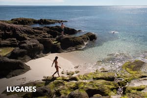 En la península Gravina, la Playa de los Toboganes recuerda al Caribe.