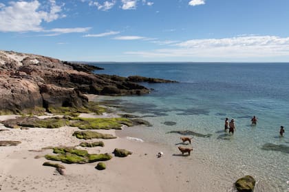 En la península Gravina, la Playa de los Toboganes recuerda al Caribe.